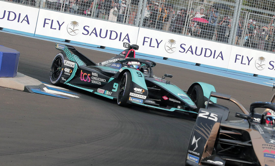 Pembalap Jaguar TCS Racing Sam Bird beradu kecepatan dengan pembalap tim DS Techeetah Jean Eric Vergne pada balapan Formula E seri kesembilan di Jakarta International E-Prix Circuit (JIEC), Jakarta, Sabtu 4 Juni 2022. Foto : Panji Asmoro/TrenAsia