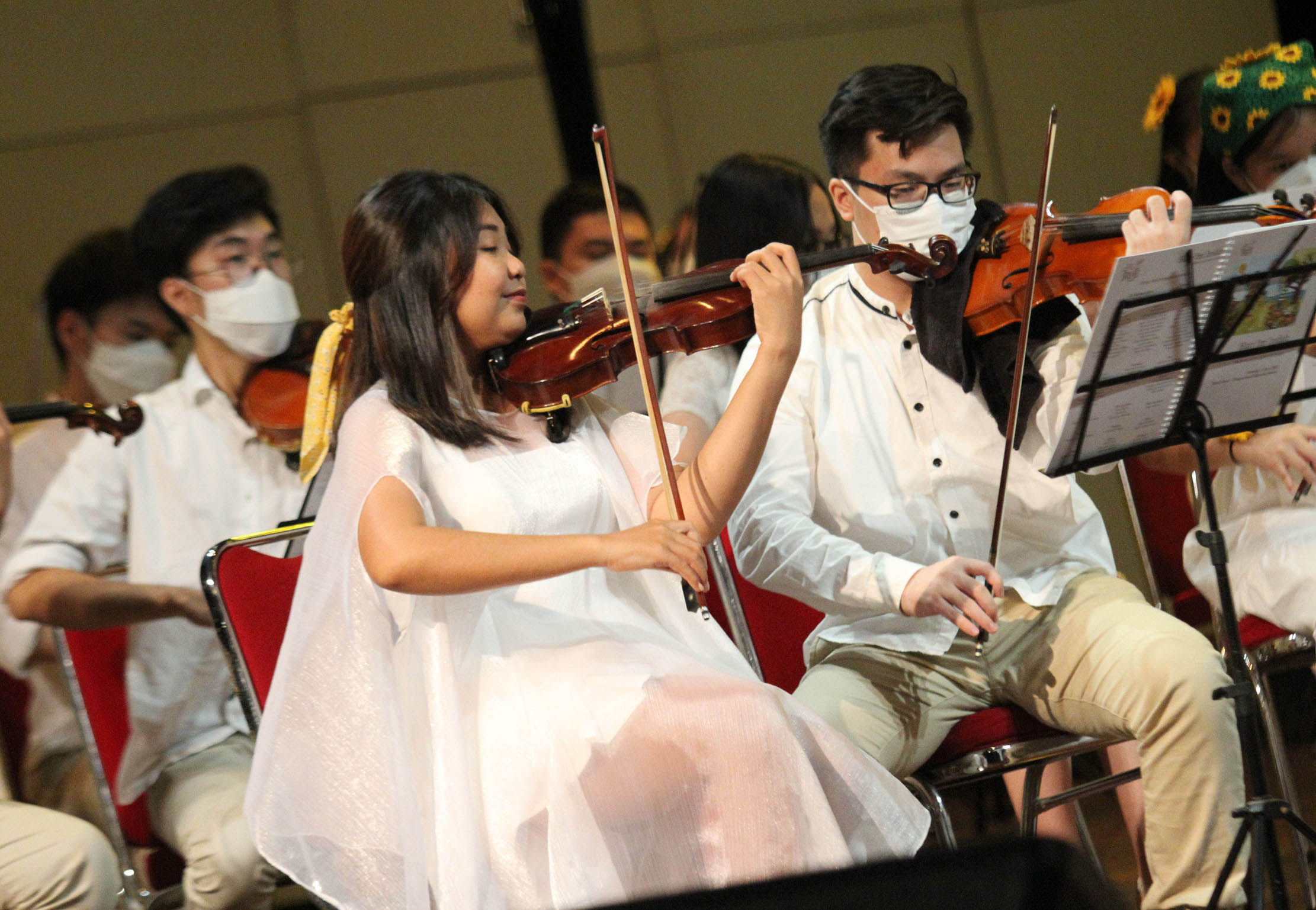 Penampilan para Pemain Musik TRUST Orchestra dalam konser “Hari Ini Indah” yang bertepatan dengan peluncuran album simfonik pertamanya di Taman Ismail Marzuki, Jakarta. Minggu 5 Juni 2022. Foto : Panji Asmoro/TrenAsia