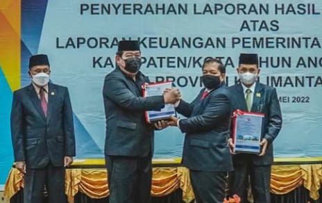 Ketua DPRD Kota Balikpapan Abdulloh menerima Laporan Hasil Pemeriksaan atas Laporan Keuangan Pemerintah Daerah (LKPD) Kabupaten/Kota Tahun Anggaran 2021 untuk Kota Balikpapan dari Badan Pemeriksa Keuangan Republik Indonesia Perwakilan Provinsi Kalimantan Timur