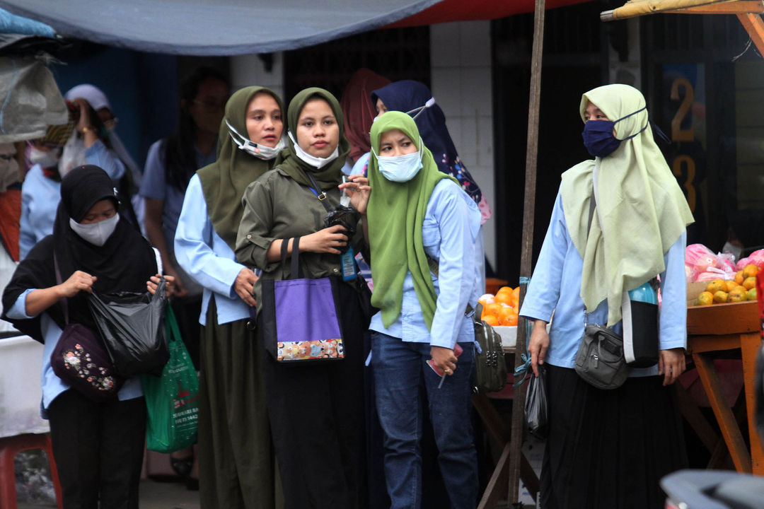 Nampak sejumlah karyawan pabrik usai jam kerja di kawasan PT Panarub Kota Tangerang. Foto : Panji Asmoro/TrenAsia