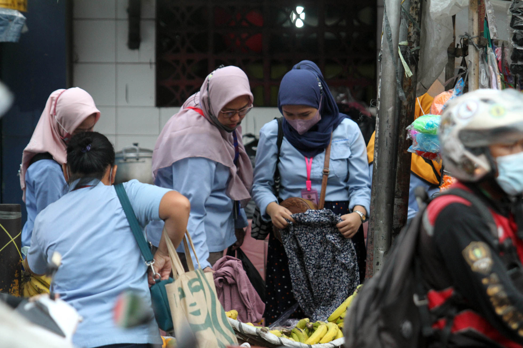 Nampak sejumlah karyawan pabrik usai jam kerja di kawasan PT Panarub Kota Tangerang. Foto : Panji Asmoro/TrenAsia