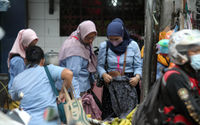 Nampak sejumlah karyawan pabrik usai jam kerja di kawasan PT Panarub Kota Tangerang. Foto : Panji Asmoro/TrenAsia