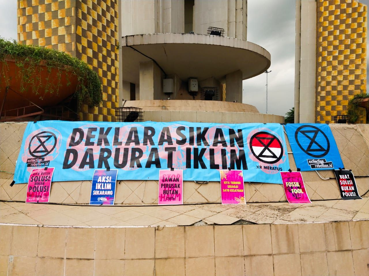 XR Meratus menyampaikan pesan tentang ancaman perubahan iklim dalam momen Peringatan Hari Lingkungan Hidup sedunia di tugu Intan Kota Banjarbaru