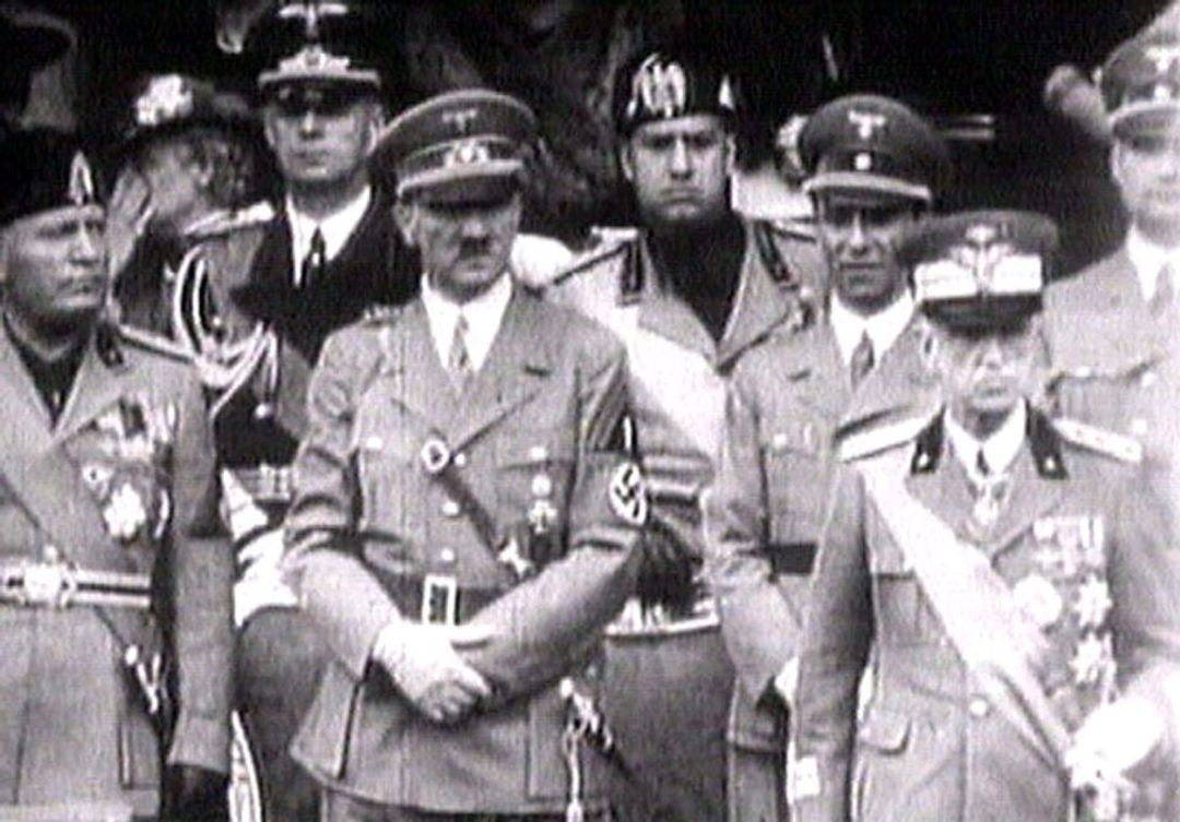 Raja Victor Emanuel III, Adolf Hitler dan Benito Mussolini menyaksikan pasukan fasis berbaris di Roma tengah pada tahun 1941 dalam rekaman file televisi.