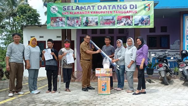 Pemprov Lampung Serahkan Bantuan Alat Usaha untuk Disabilitas Tanggamus