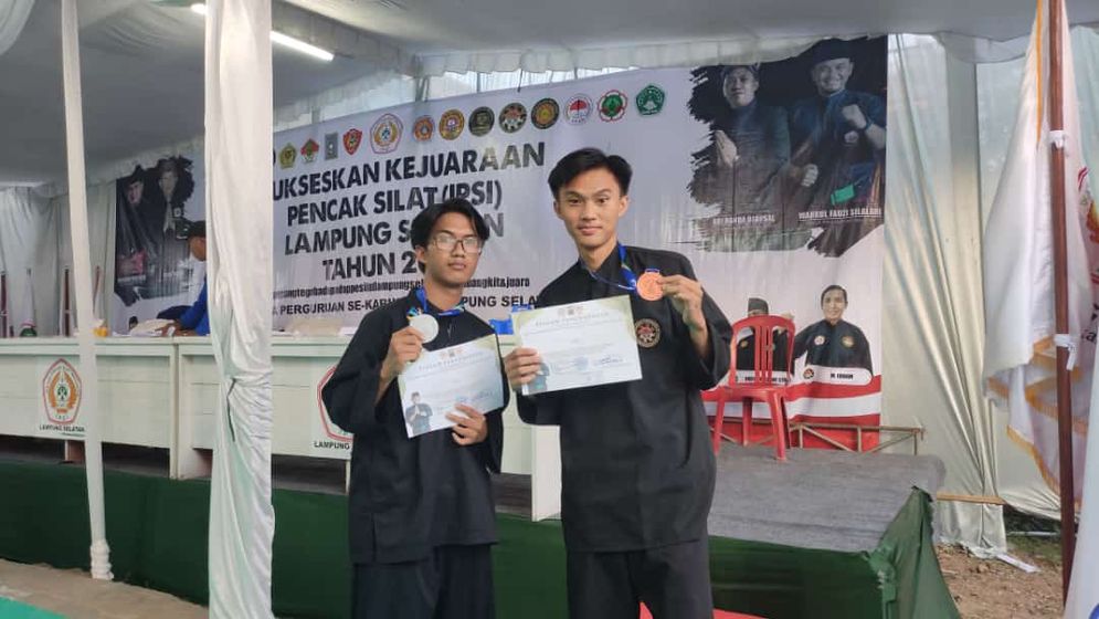 Kedua mahasiswa yang mendapat medali adalah Andi Mochamad Fachurozhy Rifantara dan M. Alkahfiansyah Putra. 