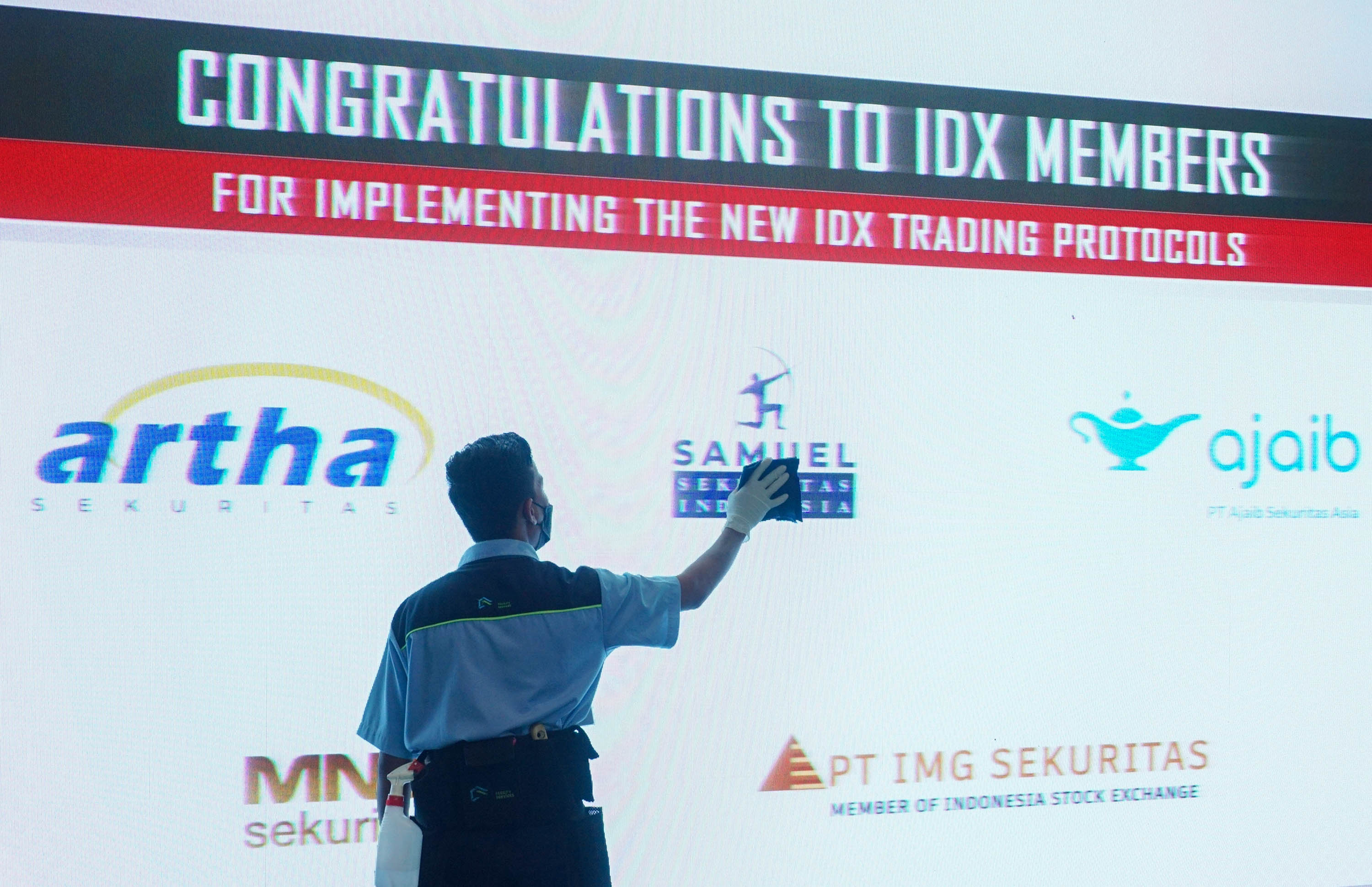 Karyawan beraktivitas di dekat layar daftar perusahaan member IDX yang sudah melantai di Bursa Efek Indonesia (BEI), Jakarta,   Selasa, 7 Juni 2022. Foto: Ismail Pohan/TrenAsia
