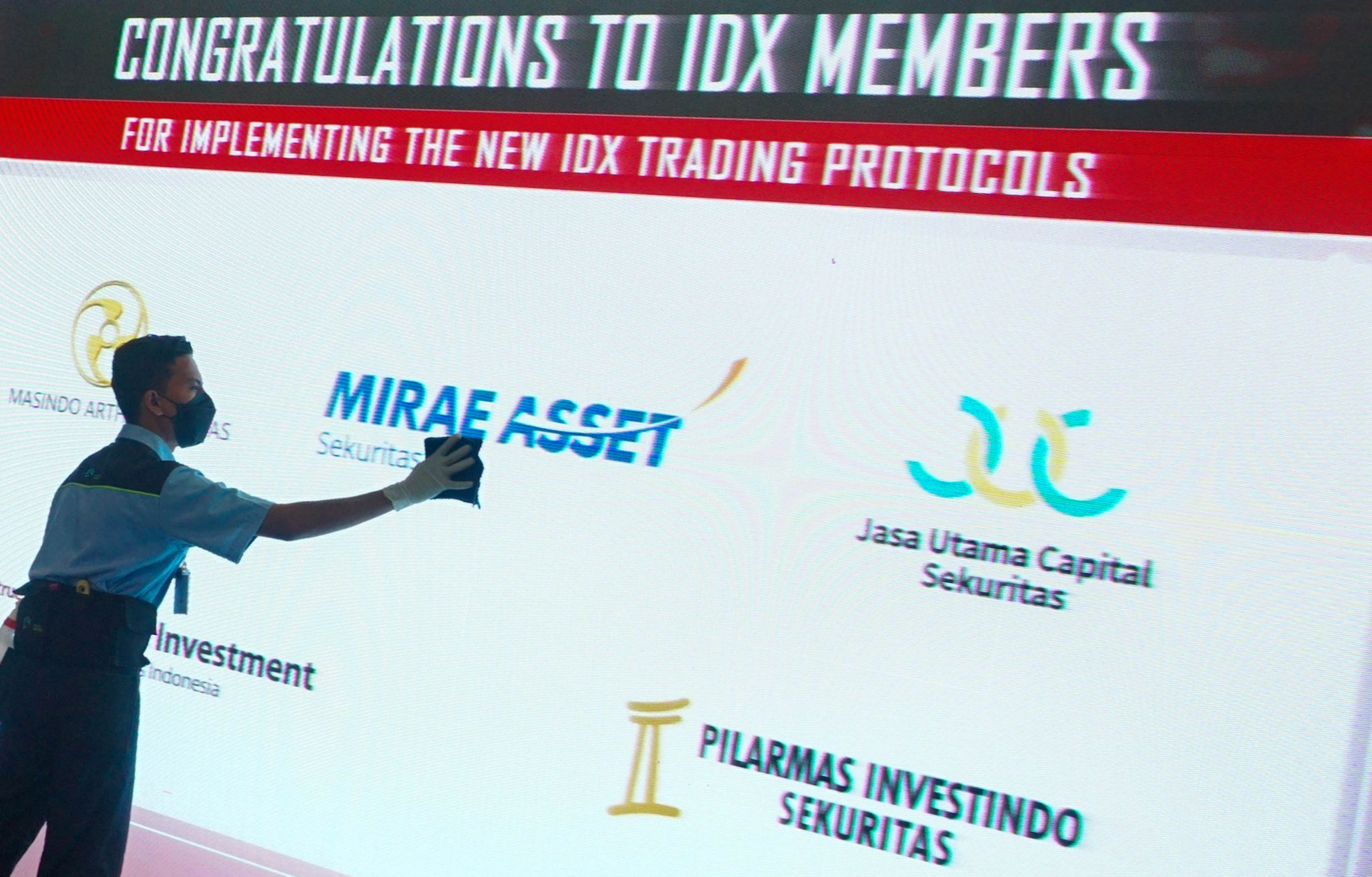 Karyawan beraktivitas di dekat layar daftar perusahaan member IDX yang sudah melantai di Bursa Efek Indonesia (BEI), Jakarta,   Selasa, 7 Juni 2022. Foto: Ismail Pohan/TrenAsia