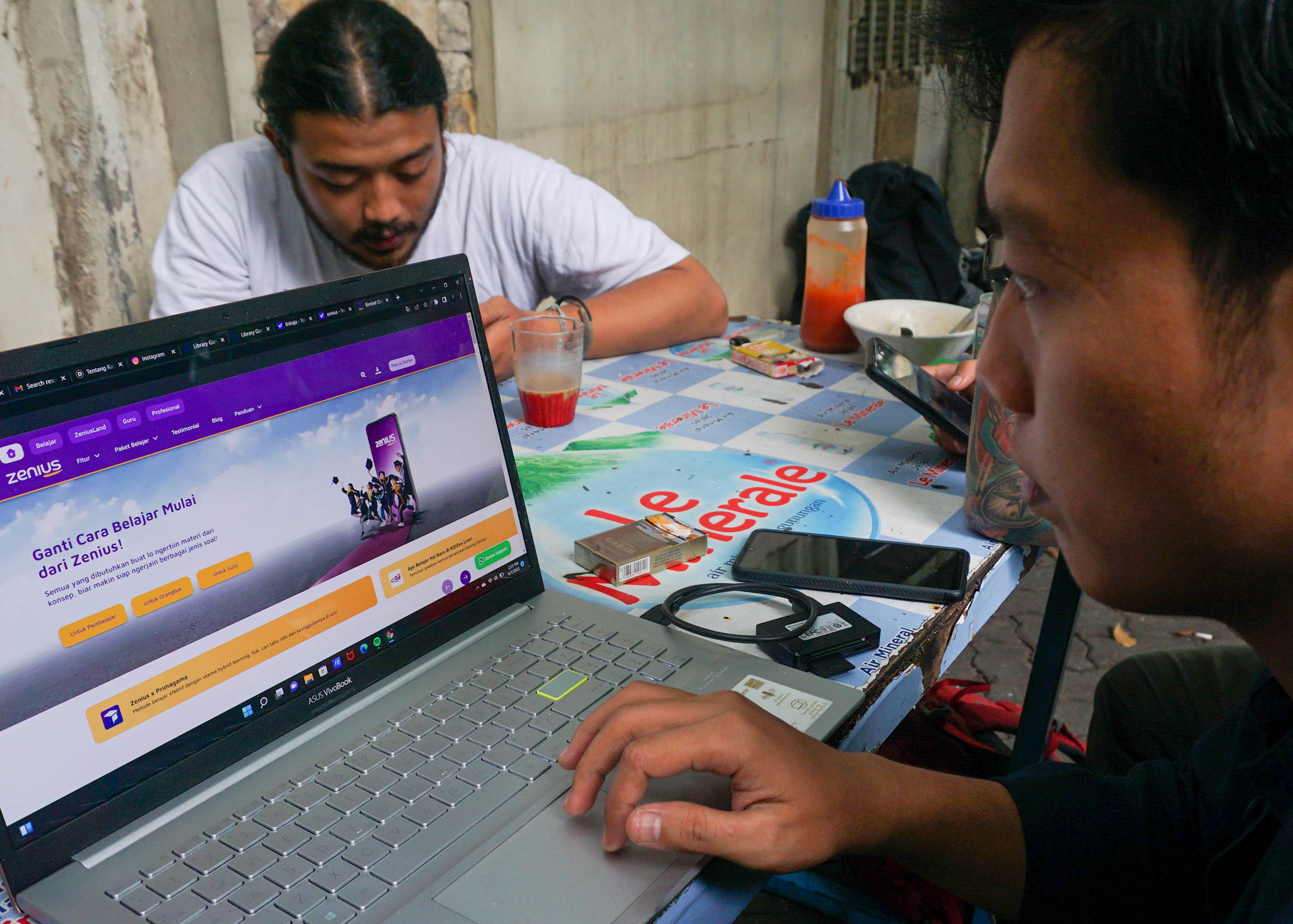 Warga mengakses website Zenius melalui perangkat lunak di Jakarta. Foto: Ismail Pohan/TrenAsia