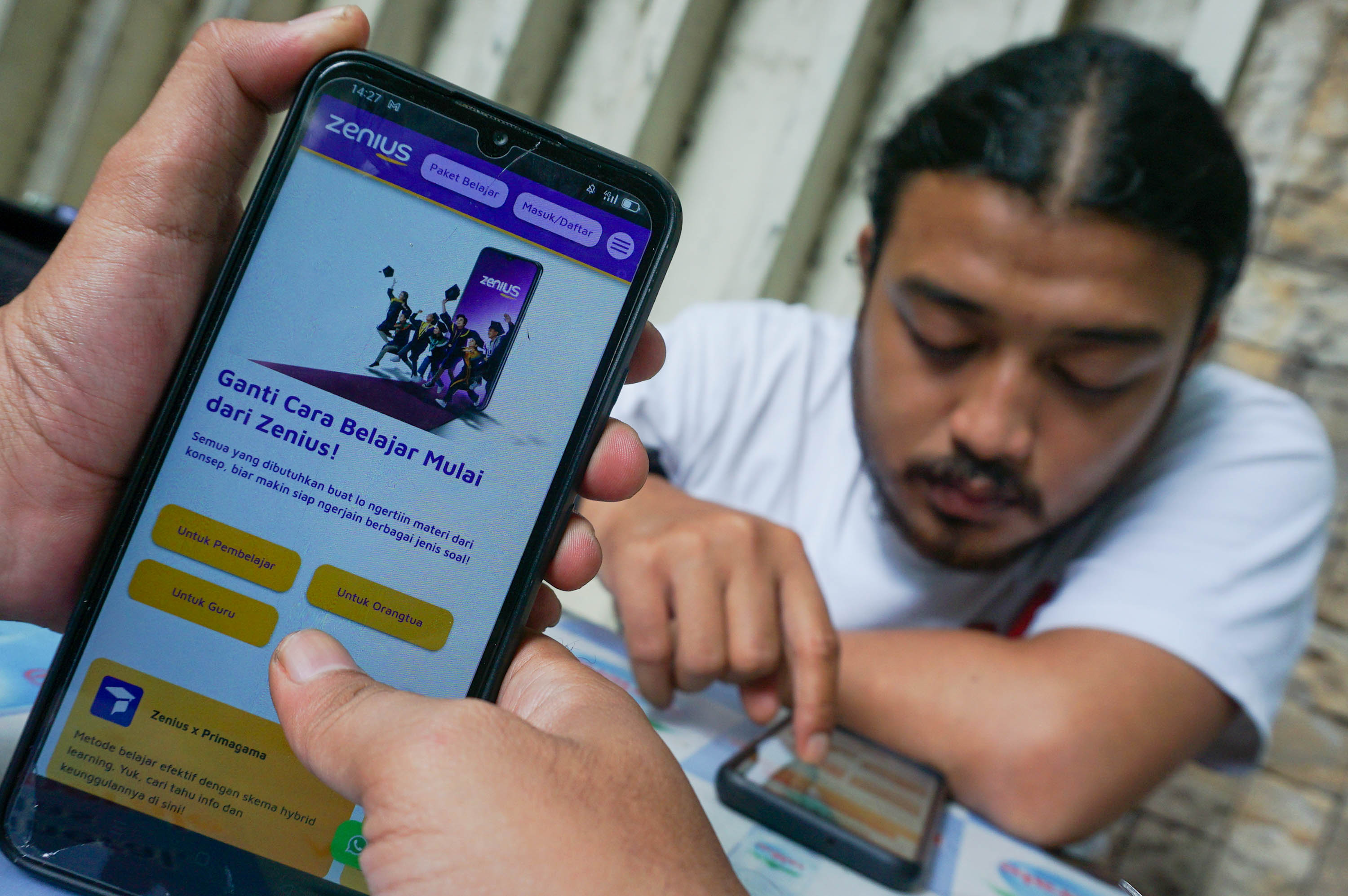 Warga mengakses website Zenius melalui gawainya di Jakarta. Foto: Ismail Pohan/TrenAsia
