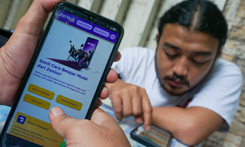 Warga mengakses website Zenius melalui gawainya di Jakarta. Foto: Ismail Pohan/TrenAsia