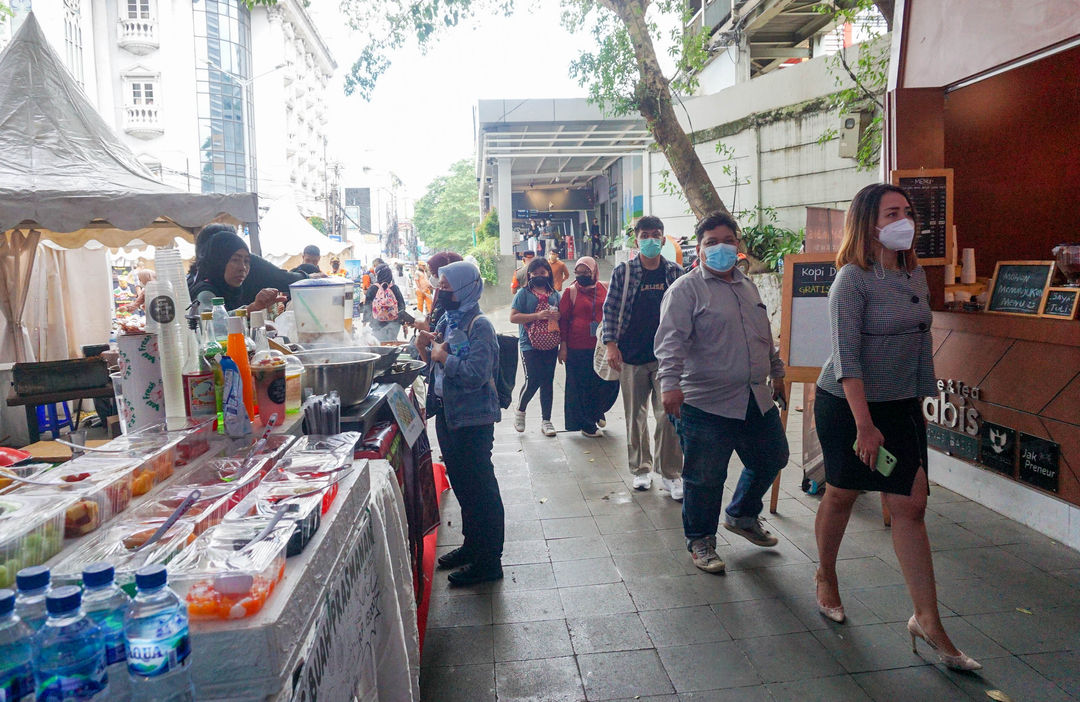 Warga beraktivitas di kawasan Stasiun Sudirman, Dukuh Atas, Jakarta, Selasa, 7 Juni 2022. Foto: Ismail Pohan/TrenAsia