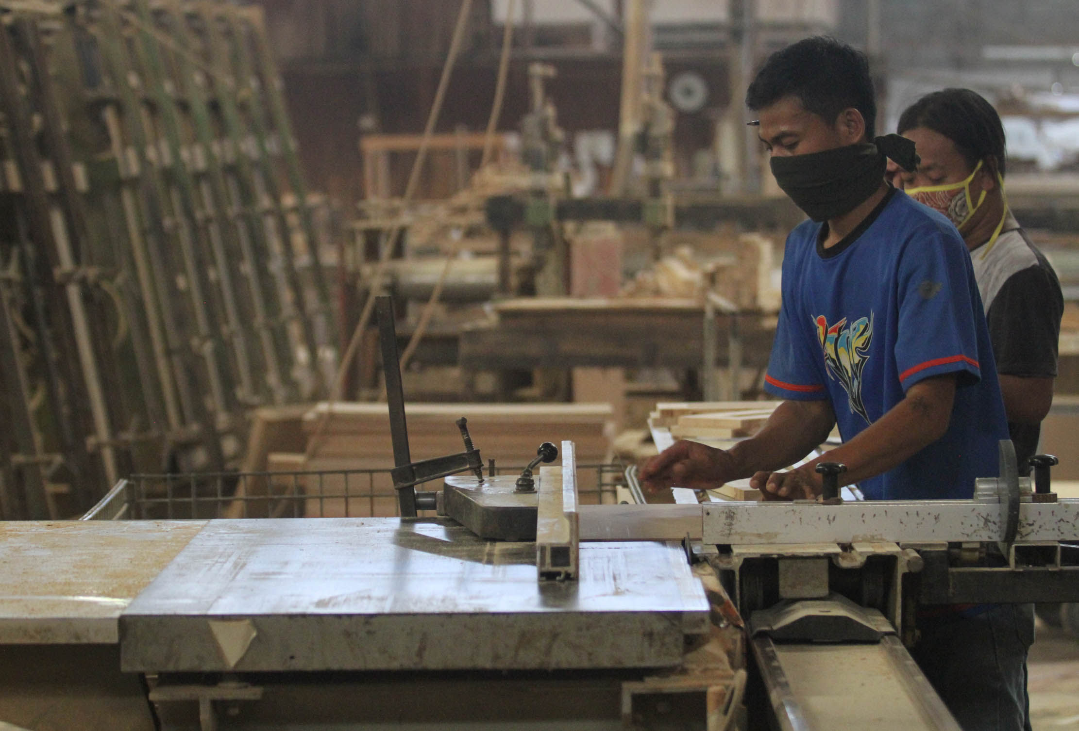 Aktivitas para pekerja sebuah pabrik furnitur di kawasan Batu Ceper Kota Tangerang. Foto : Panji Asmoro/TrenAsia