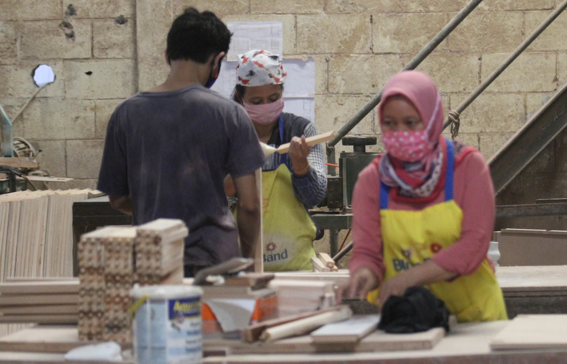 Aktifitas para pekerja sebuah pabrik furniture di kawasan Batu Ceper Kota Tangerang. Foto : Panji Asmoro/TrenAsia