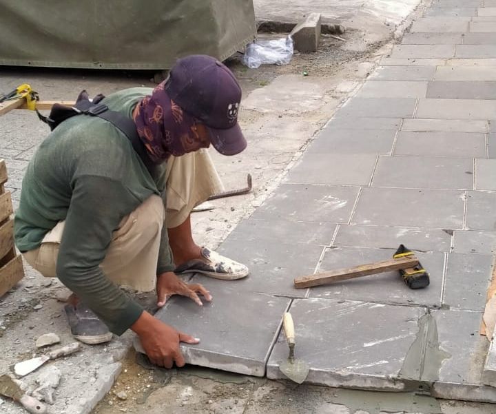 Pekerja di lokasi proyek revitalisasi Kawasan Sekumpul