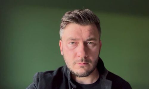Penulis novel, Dmitry Glukhovsky, dijadikan buronan karena dianggap menyebarkan berita palsu mengenai militer Rusia.  