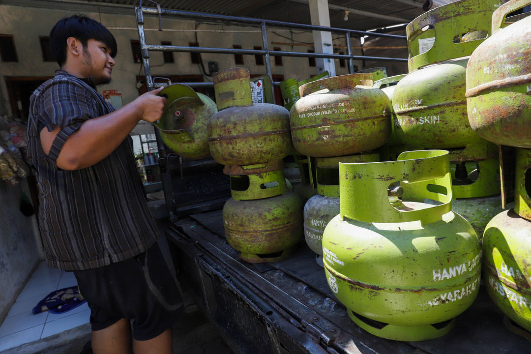 Pekerja menata tabung gas elpiji 3Kg di salah satu agen di kawasan Pedurenan, Bekasi. Foto: Ismail Pohan/TrenAsia