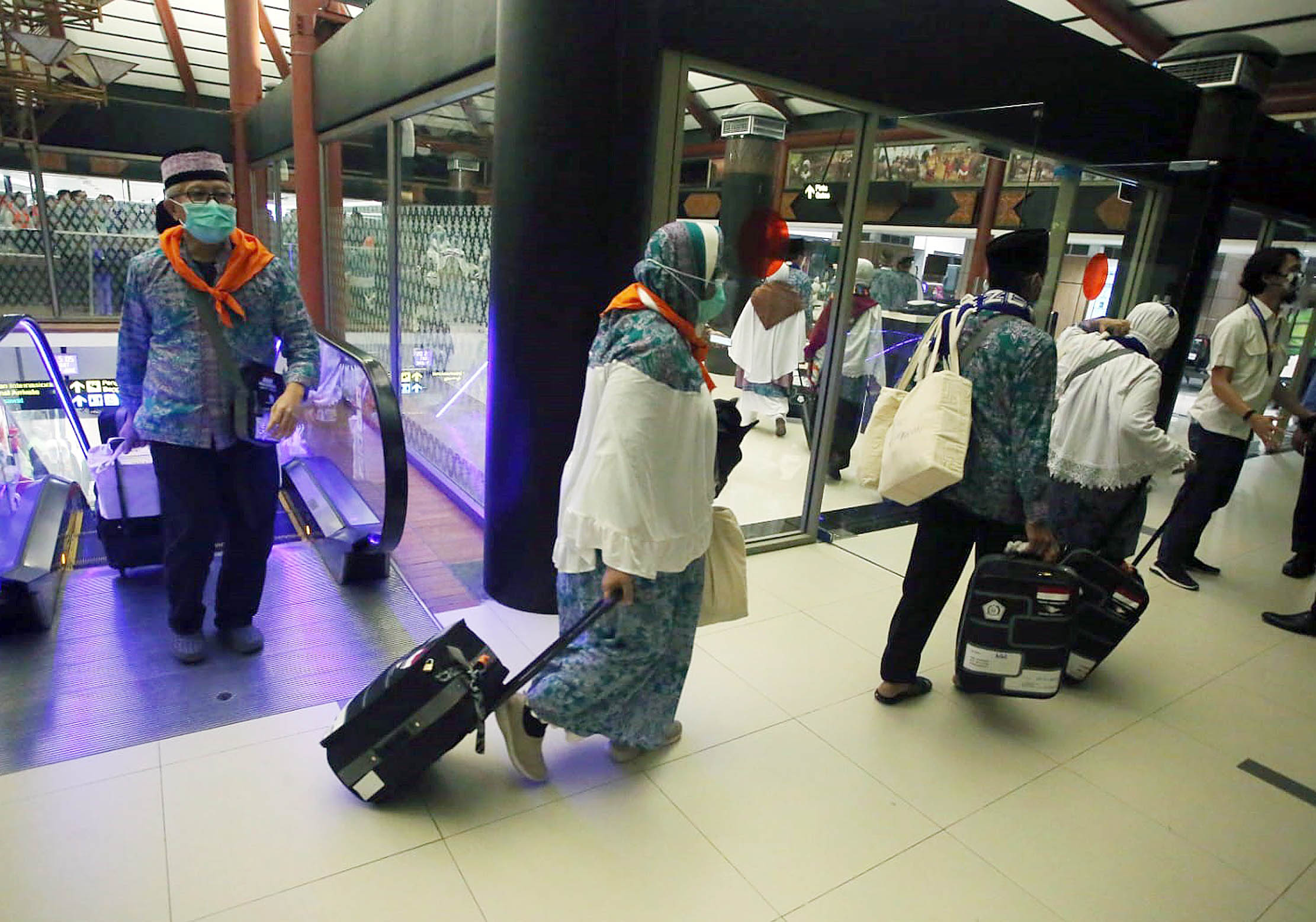 Keberangkatan jamaah haji kloter pertama dari Bandara Soekarno Hatta, Banten. Foto : Panji Asmoro/TrenAsia