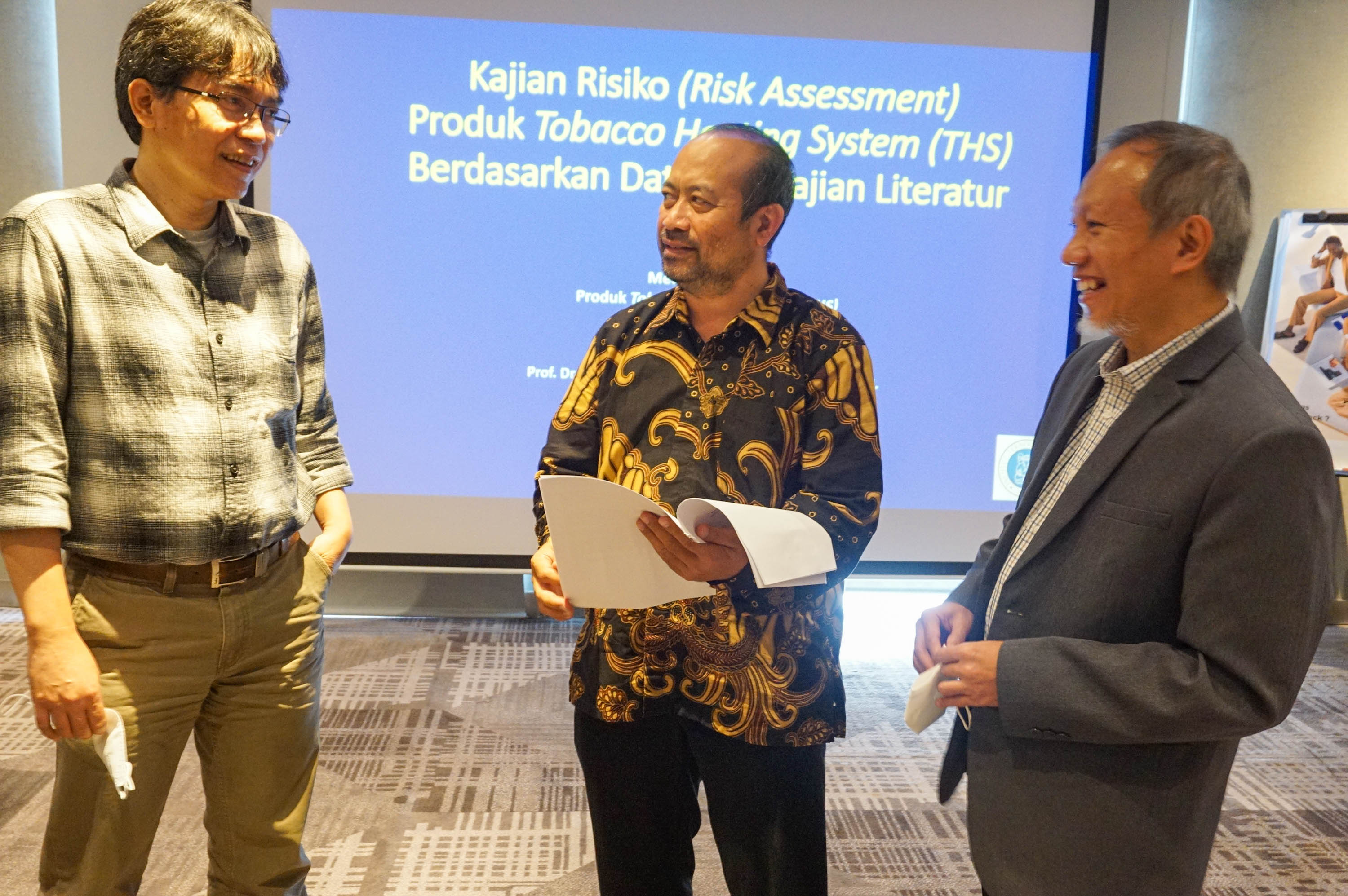 Tim Peneliti dari Sekolah Farmasi Institut Teknologi Bandung (SF-ITB), Rahmana Emran Kartasasmita (tengah), Daryono Hadi Tjahjono (kanan), dan Kusnandar Anggadireja (kiri) berbincang usai memaparkan hasil kajian literatur ilmiah dari SF-ITB yang berjudul “Kajian Risiko (Risk Assessment) Produk Tobacco Heated System (THS) Berdasarkan Data dan Kajian Literatur" dalam diskusi media terbatas di Jakarta, Rabu, 8 Juni 2022. Foto: Ismail Pohan/TrenAsia