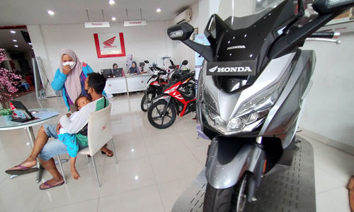 Aktifitas sebuah dealer penjualan sepeda motor di kawasan Jati Uwung Kota Tangerang. Foto : Panji Asmoro/TrenAsia