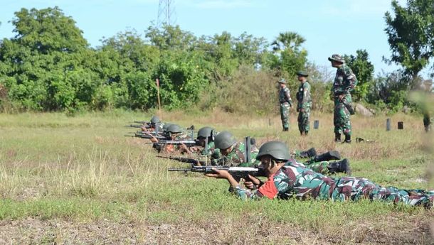 Kodim 1603  Sikka Gelar Latihan Menembak Senjata Ringan bagi Para Prajuritnya