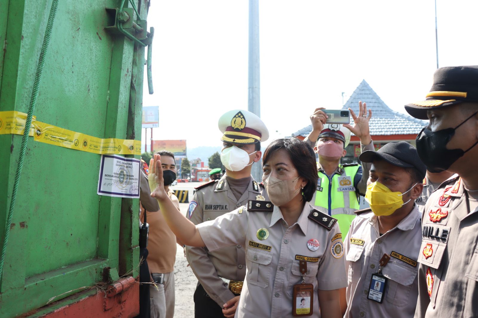 Penyakit mulut dan kuku (PMK) pada ternak terus dilakukan antisipasi agar tidak menyebar ke berbagai daerah. Nampak petugas melakukan pemriksaan di Pelabuhan Ketapang, Banyuwangi.