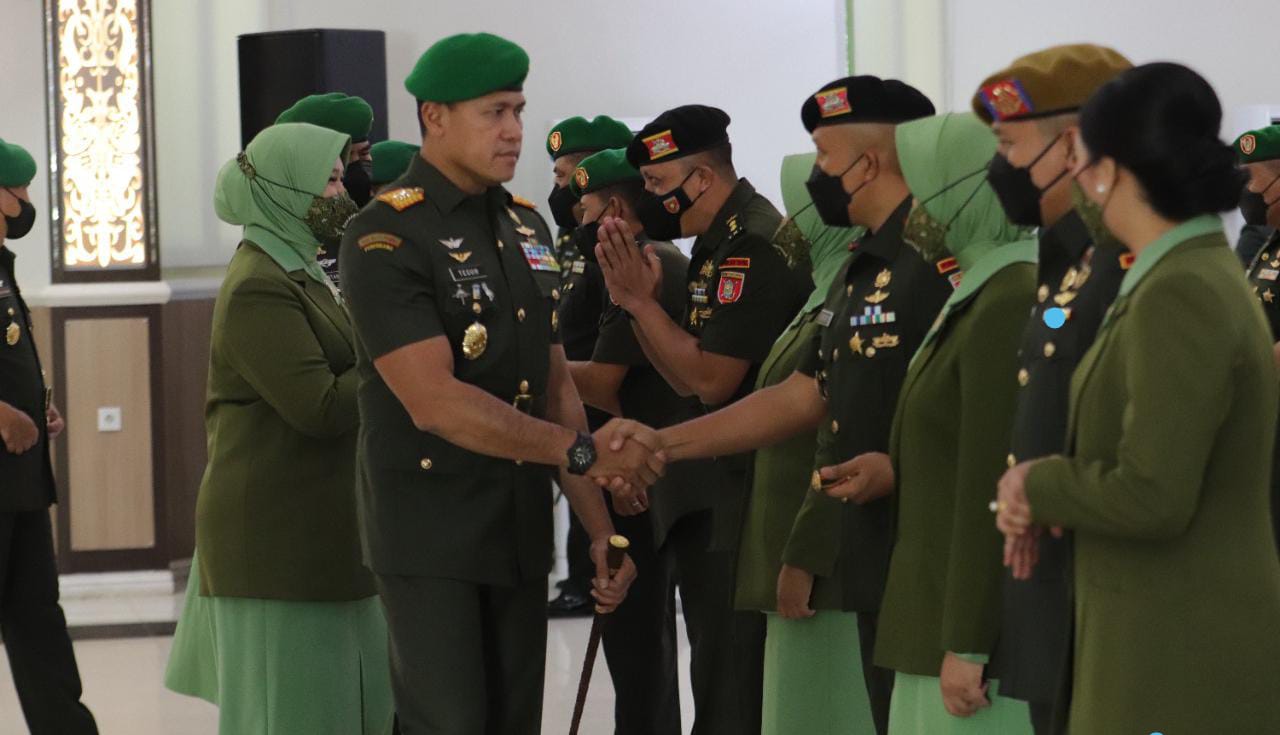 Panglima Kodam VI/Mulawarman Mayor Jenderal TNI Teguh Pudjo Rumekso memimpin serah terima jabatan (Sertijab) pejabat Kodam VI/Mlw di Aula Makodam VI/Mlw Balikpapan, Rabu Siang (08/6/2022)