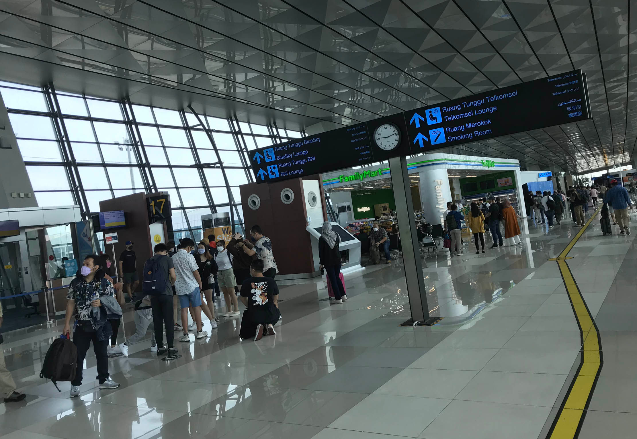 Suasana di gate keberangkatan terminal 3 Bandara Soekarno Hatta, Banten. Foto : Panji Asmoro/TrenAsia