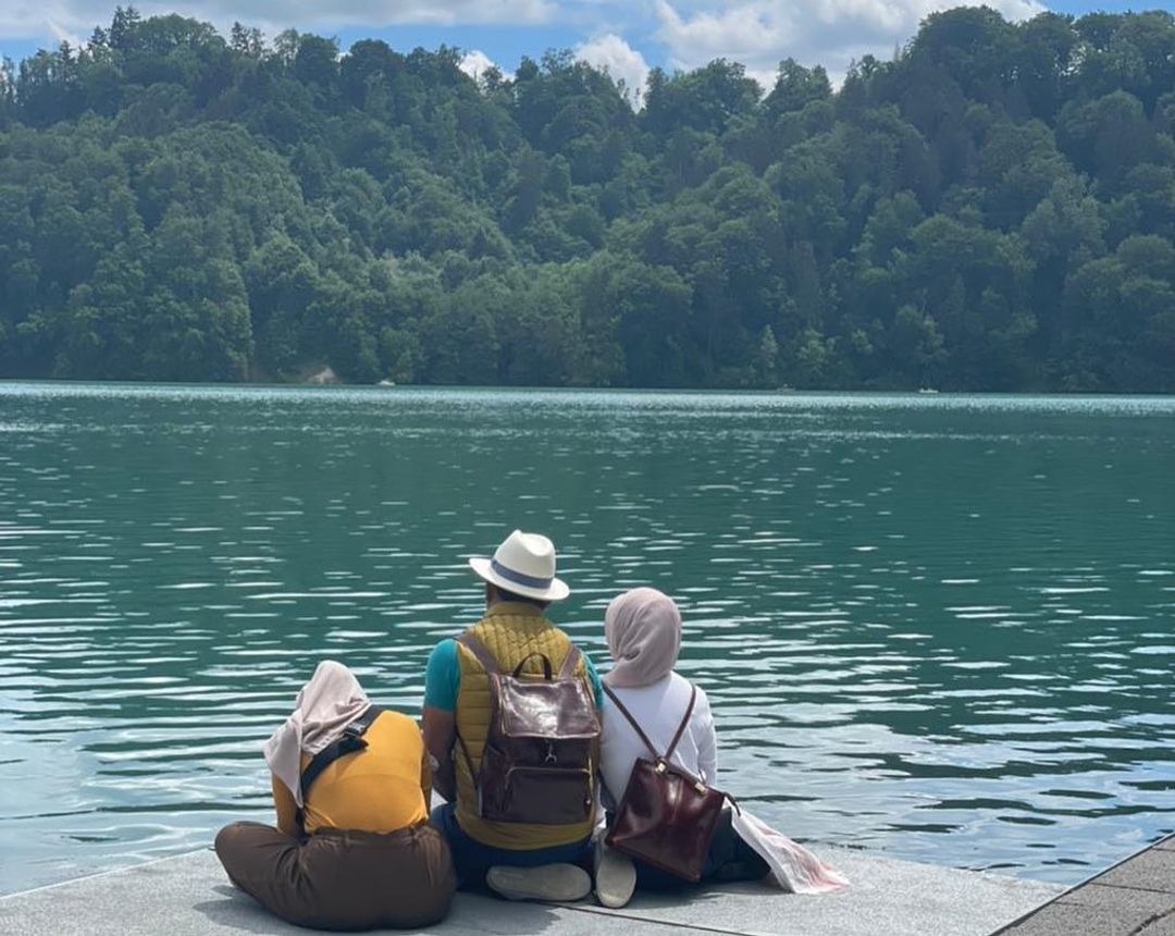 Keluarga Gubernur Jawa Barat Ridwan Kamil saat menunggu pencarian putra sulungnya, Emmeril Khan Mumtadz alias Eril yang hilang di Sungai Aare Swiss 