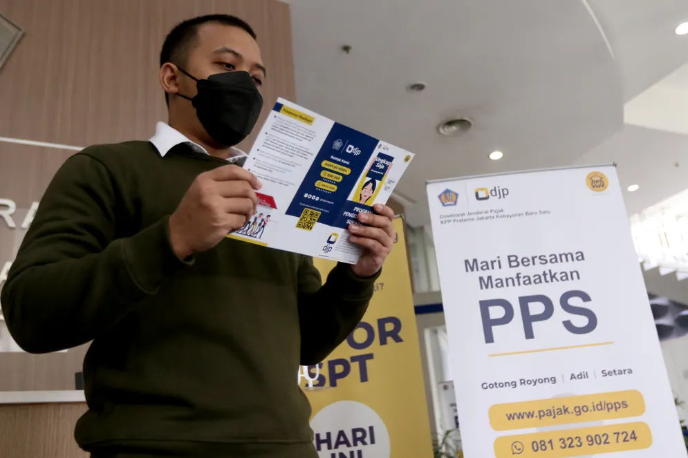 Wajib pajak mencari informasi mengenai Program Pengungkapan Sukarela (PPS) di salah satu kantor pelayanan pajak pratama di Jakarta, Jum'at, 11 Maret 2022