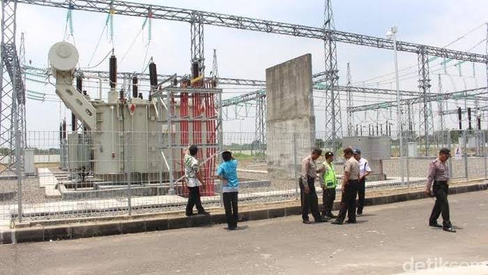 Gardu induk PLN yang dibangun untuk memperkuat kelistrikan. 
