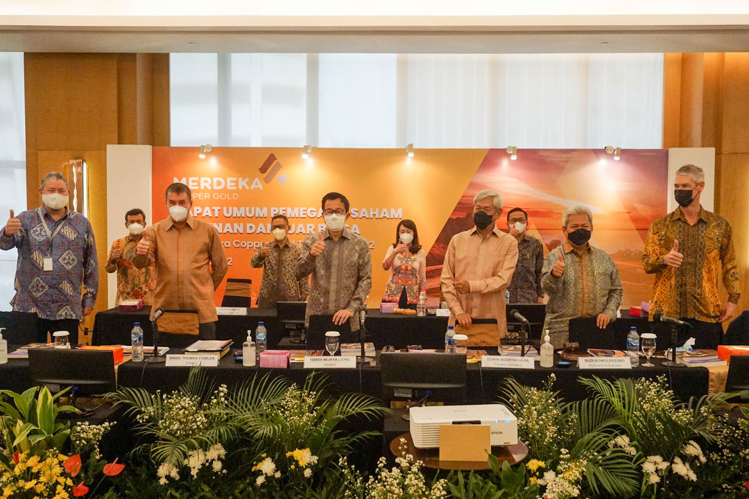 Jajaran Komisaris dan Direksi MDKA berfoto usai Rapat Umum Pemegang Saham  di Jakarta, Jumat, 10 Juni 2022. Foto: Ismail Pohan/TrenAsia