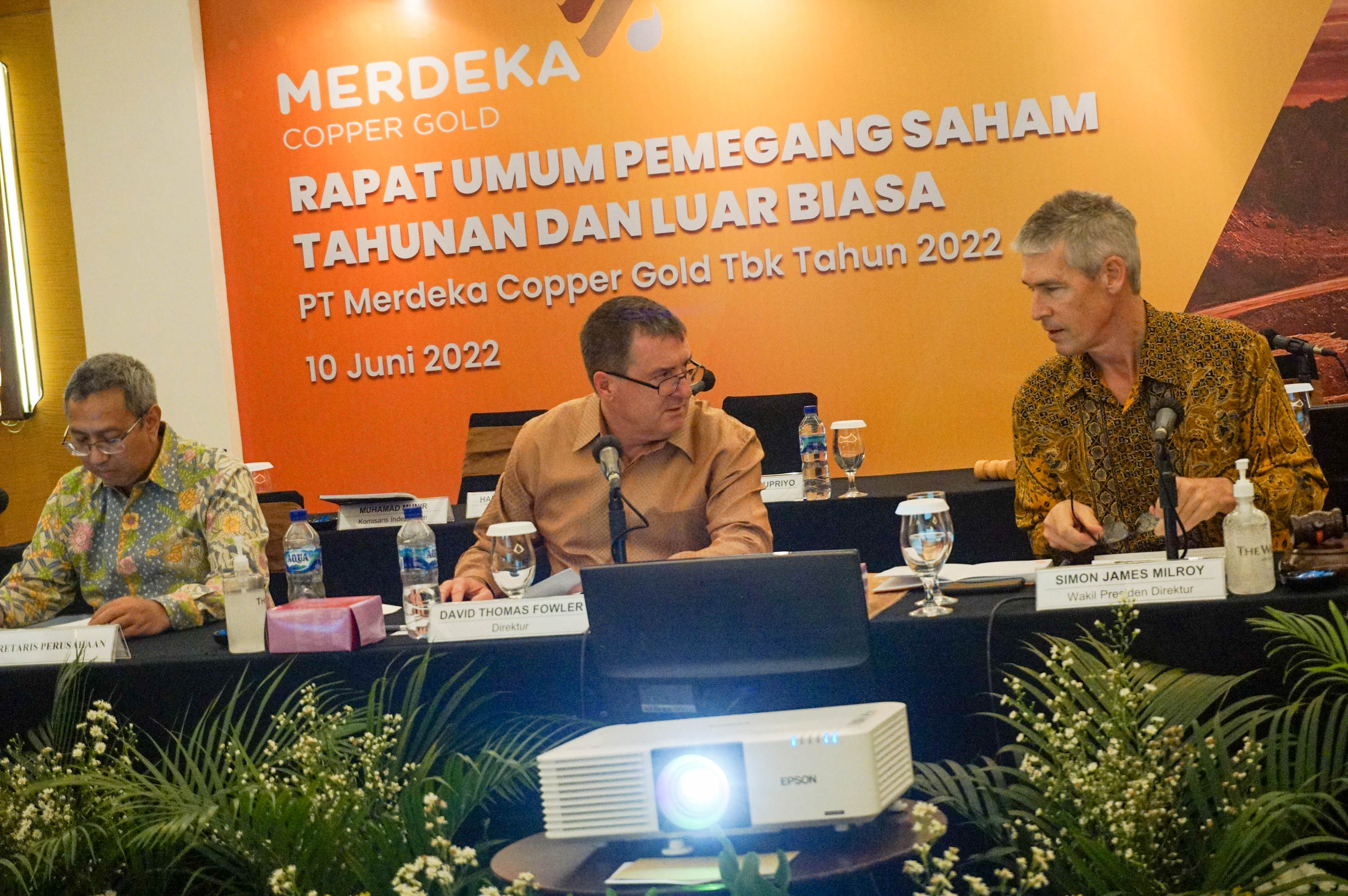 Direktur MDKA David Thomas Fowler (tengah),  Wakil Presiden Direktur MDKA Simon James Milroy (kanan) menyampaikan pemaparan pada public exphose usai Rapat Umum Pemegang Saham  di Jakarta, Jumat, 10 Juni 2022. Foto: Ismail Pohan/TrenAsia
