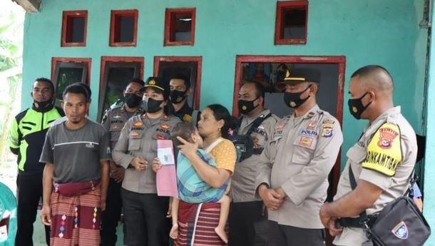 Polri Beri Bantuan Pada Keluarga Balita Penderita Lumpuh di Desa Paka, Manggarai