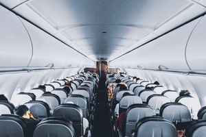 Ternyata Inilah yang Terjadi Saat Anda Menekan Tombol Flush di Toilet Pesawat