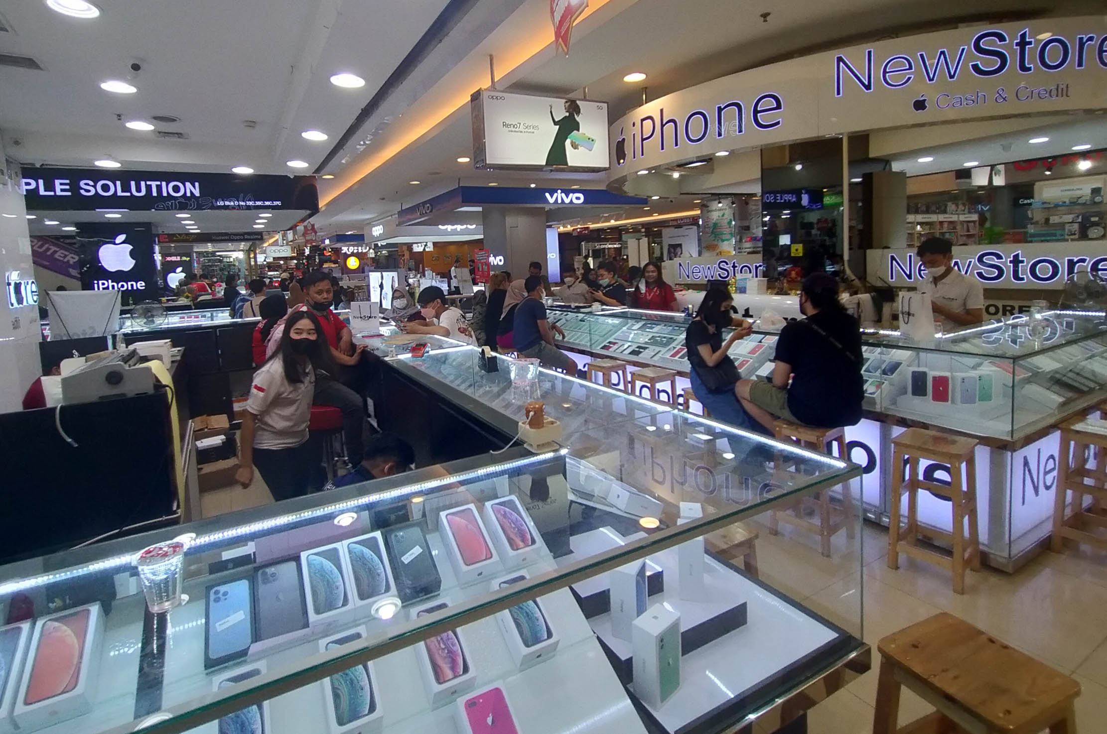 Penjualan ponsel dan smartphone di sebuah pusat perbelanjaan, Sabtu 11 Juni 2022. Foto : Panji Asmoro/TrenAsia