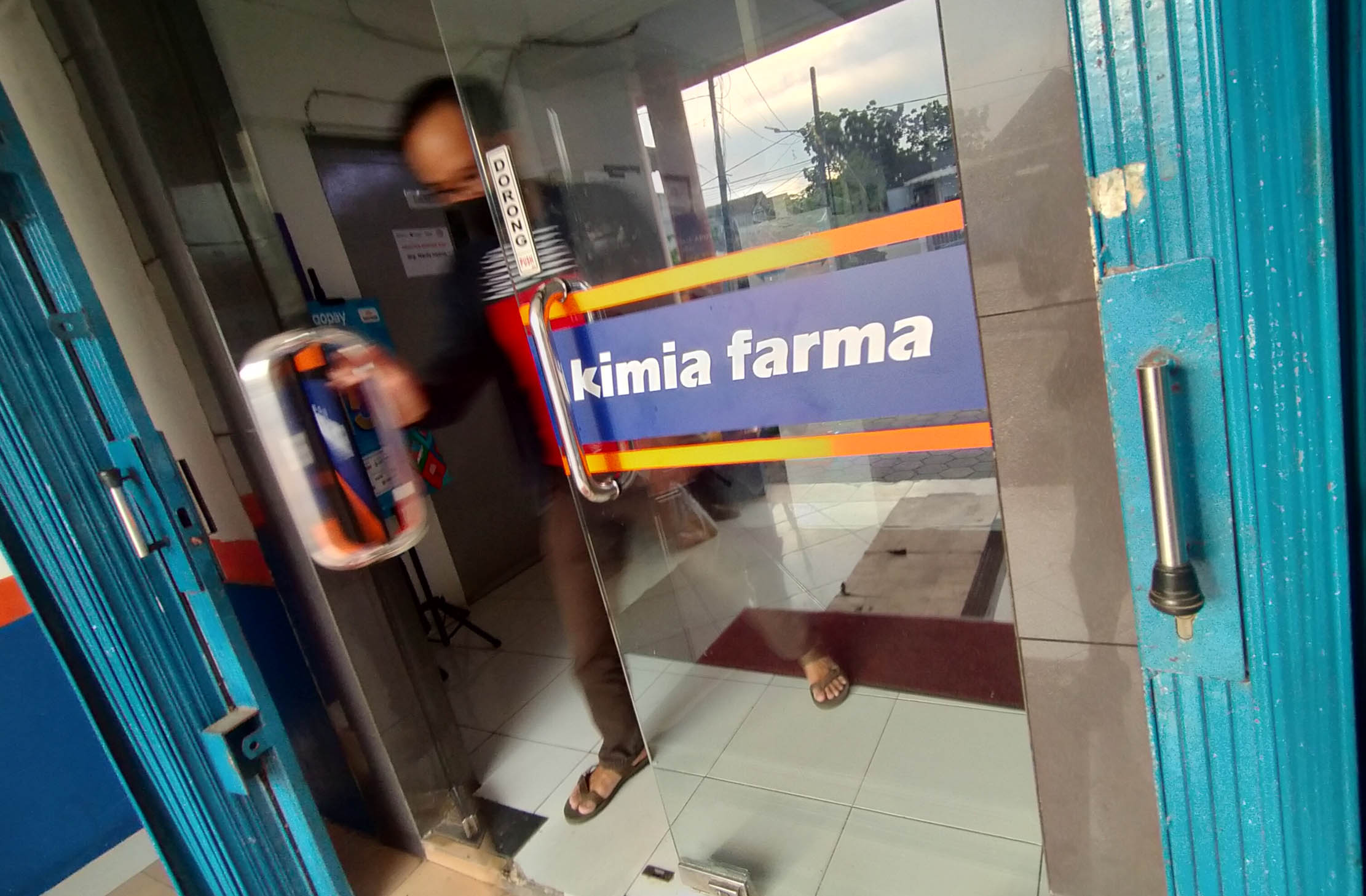 Apotek Kimia Farma di kawasan pasar anyar Kota Tangerang. Foto : Panji Asmoro/TrenAsia