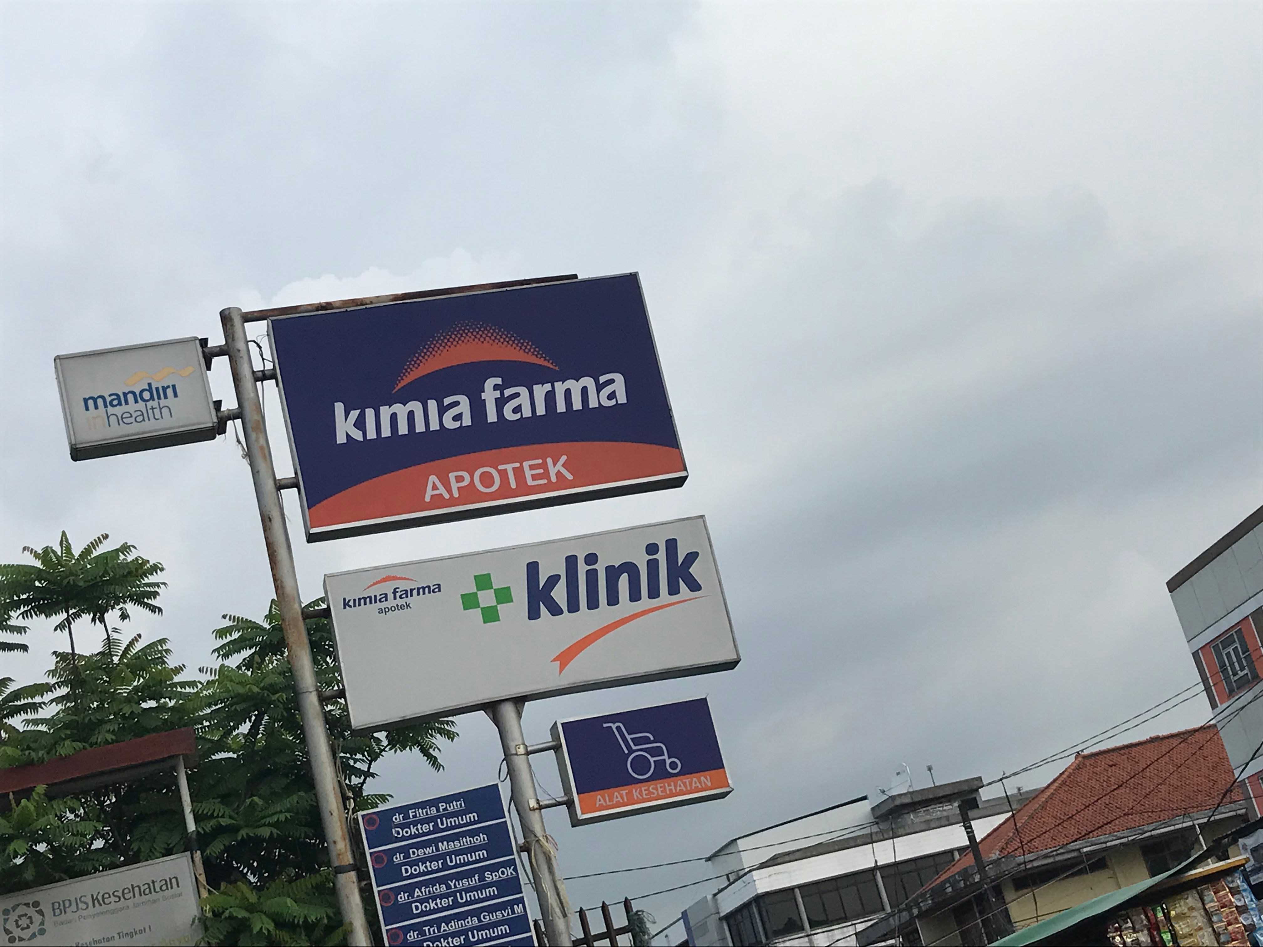 Apotek Kimia Farma di kawasan pasar anyar Kota Tangerang. Foto : Panji Asmoro/TrenAsia
