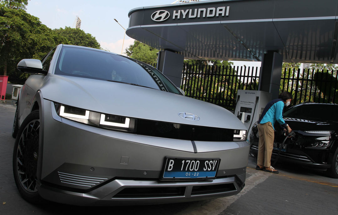 Petugas melakukan pengisian daya dengan fasilitas Electric Vehicle (EV) Charging Station di area loby Senayan Park. Sabtu 11 Juni 2022. Foto : Panji Asmoro/TrenAsia