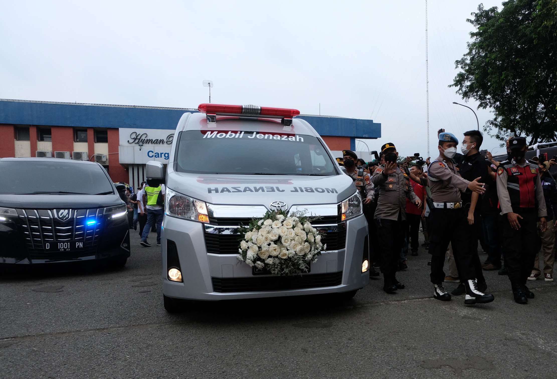 Mobil iringan membawa jenazah Emmeril Khan Mumtadz putra sulung Gubernur Ridwan Kamil di Terminal Kargo Bandara Soekarno Hatta. Minggu 12 Juni 2022. Foto : Panji Asmoro/TrenAsia