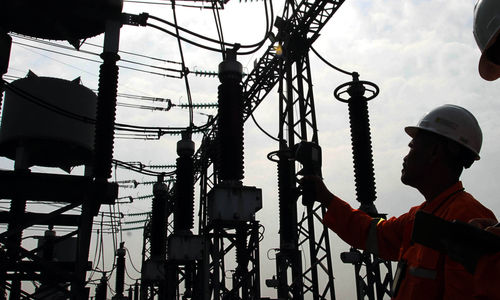 Petugas PLN Area Pelaksana Pemeliharaan (APP) sedang melakukan inspeksi harian  pada semua peralatan di GIS Alam Sutera. Foto : Panji Asmoro/TrenAsia