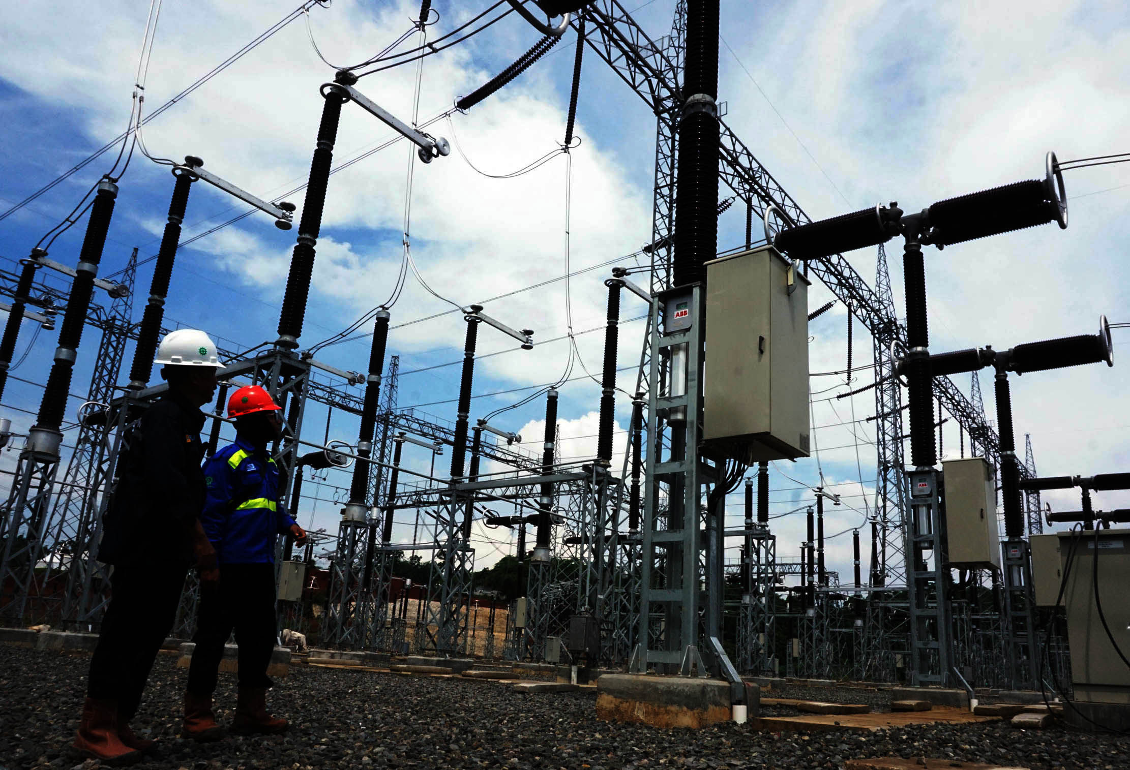 Nampak petugas melintas di Gardu Induk Tegangan Extra Tinggi (GITET) Cisauk , Tangerang. Foto : Panji Asmoro/TrenAsia    