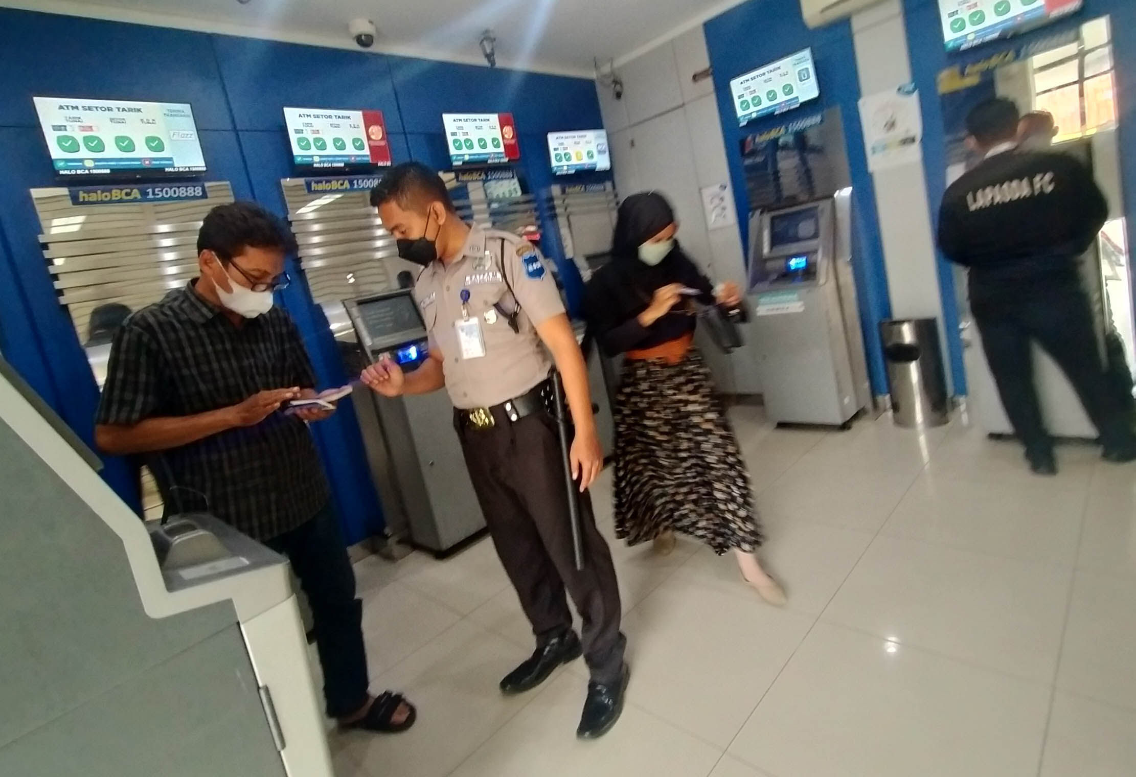 Suasana pelayanan perbankan di sebuah kantor cabang BCA. Foto : Panji Asmoro/TrenAsia