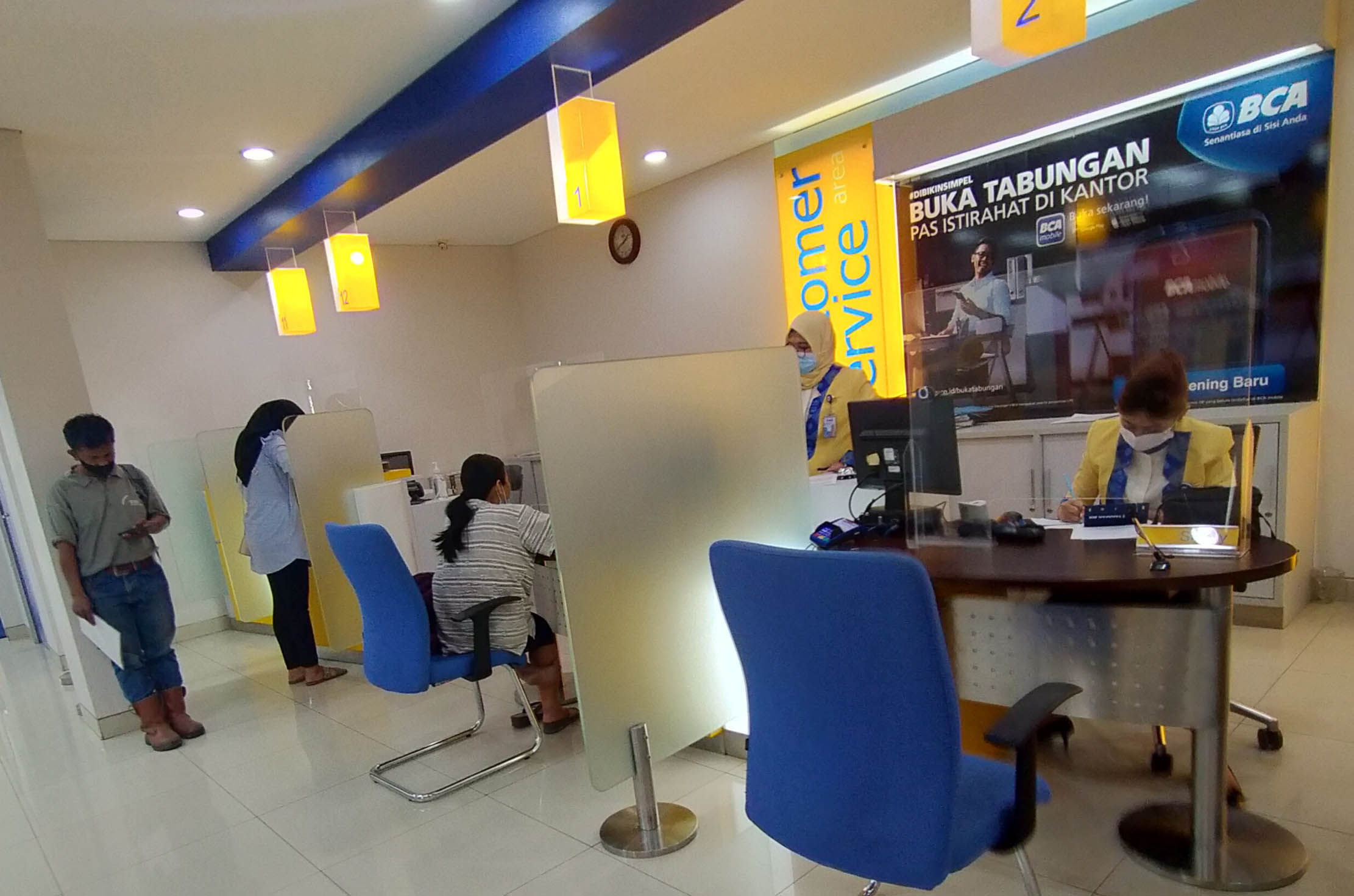 Suasana pelayanan perbankan di sebuah kantor cabang BCA. Foto : Panji Asmoro/TrenAsia