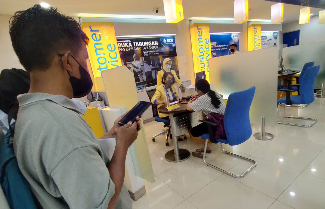 Suasana pelayanan perbankan di sebuah kantor cabang BCA. Foto : Panji Asmoro/TrenAsia