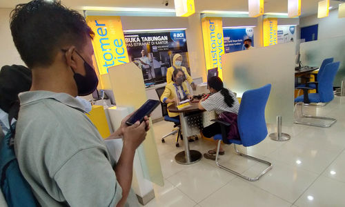 Suasana pelayanan perbankan di sebuah kantor cabang BCA. Foto : Panji Asmoro/TrenAsia