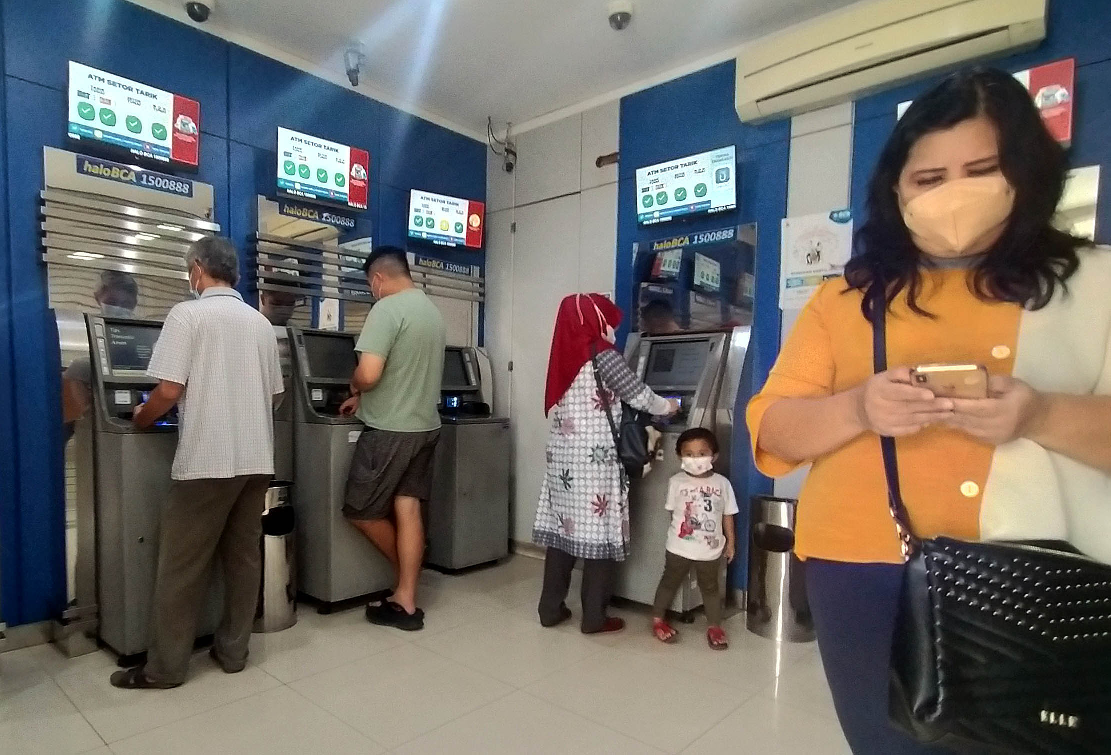 Suasana pelayanan perbankan di sebuah kantor cabang BCA. Foto : Panji Asmoro/TrenAsia