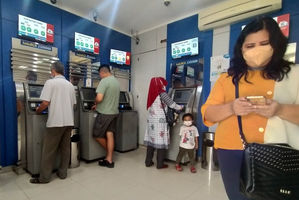 Suasana pelayanan perbankan di sebuah kantor cabang BCA. Foto : Panji Asmoro/TrenAsia