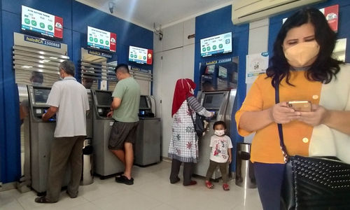 Suasana pelayanan perbankan di sebuah kantor cabang BCA. Foto : Panji Asmoro/TrenAsia