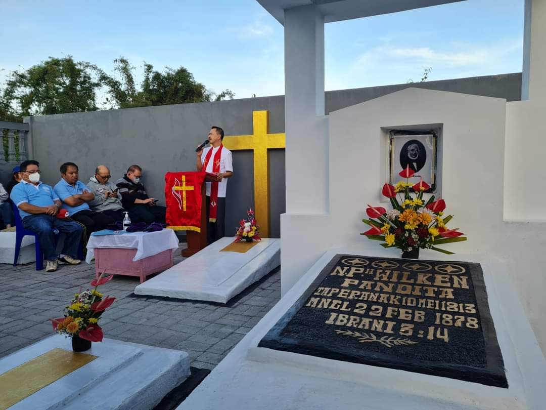 Pelsus dan jemaat GMIM Bait-Lahim Talete Satu menggelar napak tilas dan ibadah di makam Pandita Nicolaas Philipp Wilken. (Foto:Istimewa)